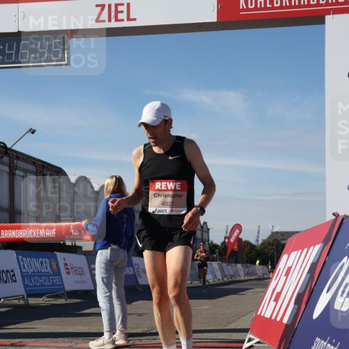 03.10.2025 - Köhlbrandbrückenlauf Luisa Fischer http://msf.ph/oto/9023581 03.10.2025 12:46:44 Ziel 4027, 4033, 6740 meine-sportfotos.de