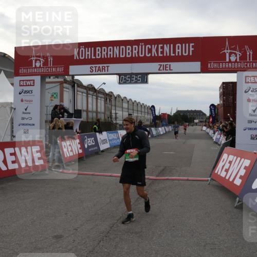 03.10.2025 - Köhlbrandbrückenlauf Julia Fischer http://msf.ph/oto/9023616 03.10.2025 15:53:51 Ziel 7047, 7074, 7181, 9322, 9718 meine-sportfotos.de