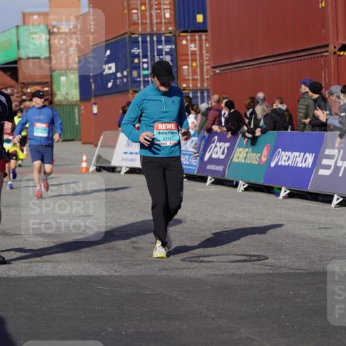 03.10.2025 - Köhlbrandbrückenlauf Michael Burmester http://msf.ph/oto/9023620 03.10.2025 10:26:00 Ziel 1847, 1924, 2001, 2111, 3151, 3555, 3586 meine-sportfotos.de