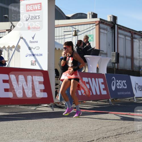 03.10.2025 - Köhlbrandbrückenlauf Luisa Fischer http://msf.ph/oto/9023625 03.10.2025 12:46:49 Ziel 4027, 6483, 6516, 6740 meine-sportfotos.de
