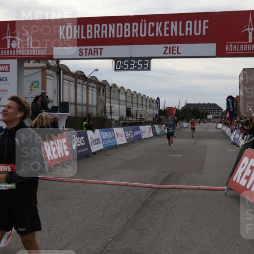 03.10.2025 - Köhlbrandbrückenlauf Julia Fischer http://msf.ph/oto/9023636 03.10.2025 15:53:53 Ziel 7047, 7074, 7181, 9268, 9322, 9718 meine-sportfotos.de