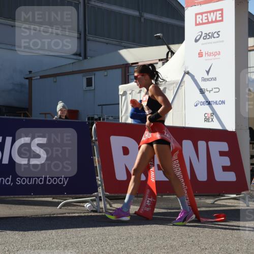03.10.2025 - Köhlbrandbrückenlauf Luisa Fischer http://msf.ph/oto/9023640 03.10.2025 12:46:50 Ziel 4027, 6483, 6516, 6740 meine-sportfotos.de
