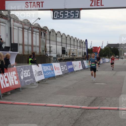 03.10.2025 - Köhlbrandbrückenlauf Julia Fischer http://msf.ph/oto/9023641 03.10.2025 15:53:54 Ziel 7074, 7181, 9268, 9322, 9718 meine-sportfotos.de