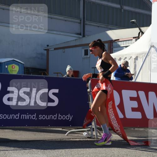 03.10.2025 - Köhlbrandbrückenlauf Luisa Fischer http://msf.ph/oto/9023644 03.10.2025 12:46:50 Ziel 4027, 6483, 6516, 6740 meine-sportfotos.de