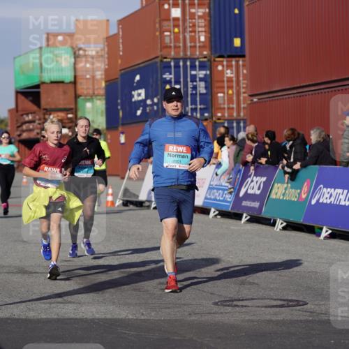 03.10.2025 - Köhlbrandbrückenlauf Michael Burmester http://msf.ph/oto/9023652 03.10.2025 10:26:04 Ziel 1904, 2001, 2111, 2676, 2681, 3151, 3447, 3555, 3586 meine-sportfotos.de