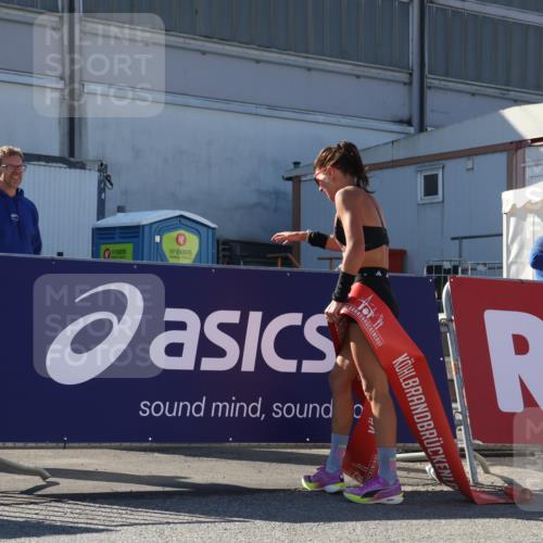 03.10.2025 - Köhlbrandbrückenlauf Luisa Fischer http://msf.ph/oto/9023654 03.10.2025 12:46:51 Ziel 4027, 6483, 6516, 6740 meine-sportfotos.de