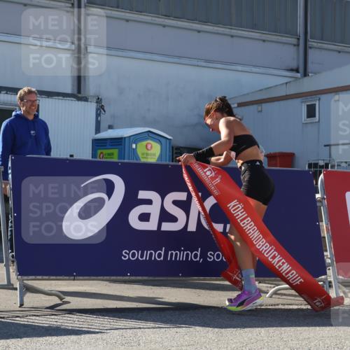 03.10.2025 - Köhlbrandbrückenlauf Luisa Fischer http://msf.ph/oto/9023658 03.10.2025 12:46:51 Ziel 4027, 6483, 6516, 6740 meine-sportfotos.de