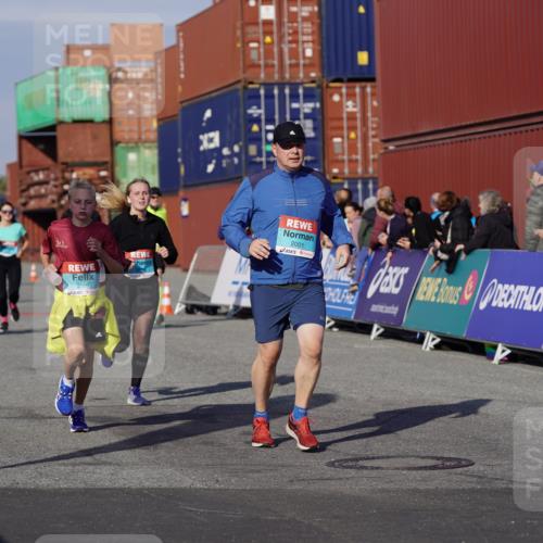 03.10.2025 - Köhlbrandbrückenlauf Michael Burmester http://msf.ph/oto/9023664 03.10.2025 10:26:04 Ziel 1904, 2001, 2111, 2676, 2681, 3151, 3447, 3555, 3586 meine-sportfotos.de