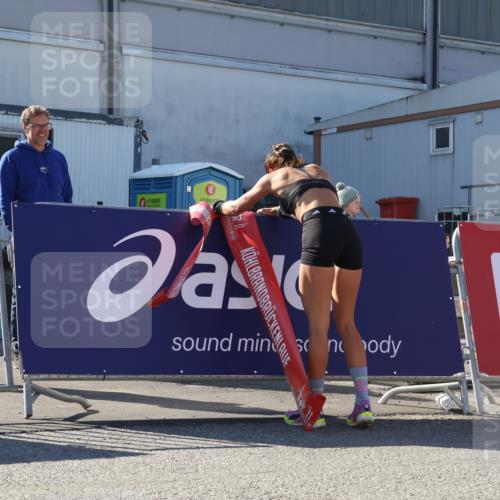 03.10.2025 - Köhlbrandbrückenlauf Luisa Fischer http://msf.ph/oto/9023667 03.10.2025 12:46:52 Ziel 4027, 6483, 6516, 6740 meine-sportfotos.de