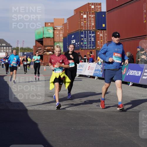 03.10.2025 - Köhlbrandbrückenlauf Michael Burmester http://msf.ph/oto/9023679 03.10.2025 10:26:05 Ziel 1904, 2001, 2111, 2676, 2681, 3151, 3447, 3555, 3586 meine-sportfotos.de