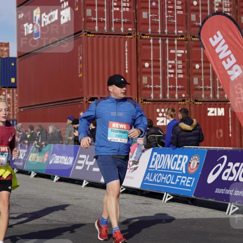 03.10.2025 - Köhlbrandbrückenlauf Michael Burmester http://msf.ph/oto/9023686 03.10.2025 10:26:06 Ziel 1904, 2001, 2676, 2681, 3151, 3447, 3555, 3586 meine-sportfotos.de