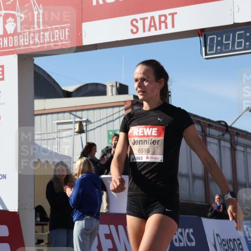 03.10.2025 - Köhlbrandbrückenlauf Luisa Fischer http://msf.ph/oto/9023687 03.10.2025 12:46:55 Ziel 6483, 6516, 6740 meine-sportfotos.de