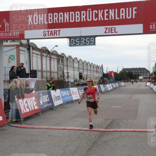 03.10.2025 - Köhlbrandbrückenlauf Julia Fischer http://msf.ph/oto/9023692 03.10.2025 15:53:59 Ziel 7074, 7181, 9268, 9322, 9718 meine-sportfotos.de