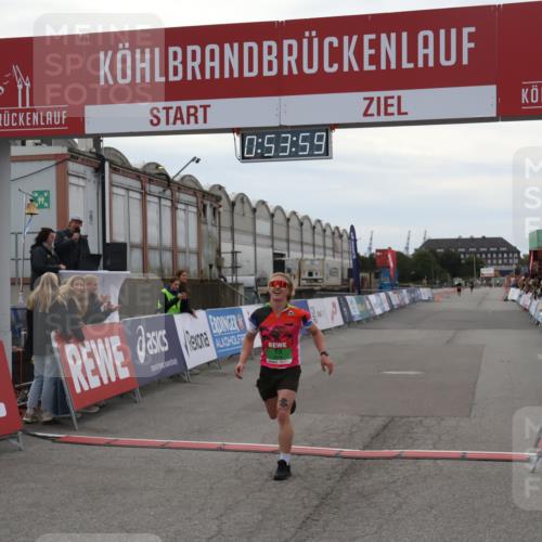 03.10.2025 - Köhlbrandbrückenlauf Julia Fischer http://msf.ph/oto/9023697 03.10.2025 15:53:59 Ziel 7074, 7181, 9268, 9322, 9718 meine-sportfotos.de