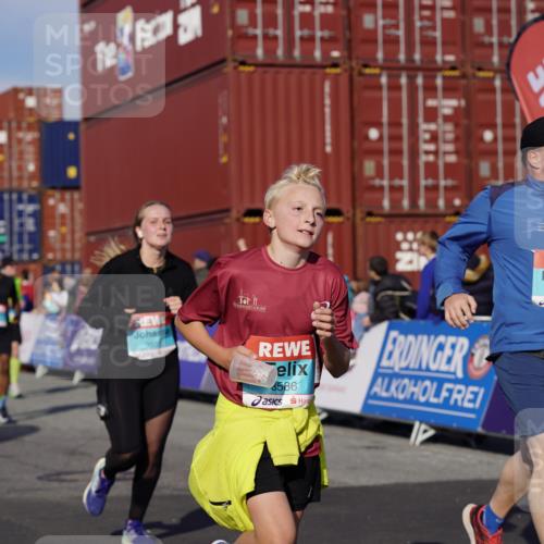 03.10.2025 - Köhlbrandbrückenlauf Michael Burmester http://msf.ph/oto/9023698 03.10.2025 10:26:07 Ziel 1904, 2001, 2676, 2681, 3447, 3555, 3586 meine-sportfotos.de