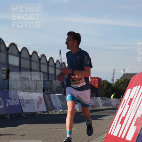 03.10.2025 - Köhlbrandbrückenlauf Luisa Fischer http://msf.ph/oto/9023709 03.10.2025 12:47:29 Ziel 6638 meine-sportfotos.de