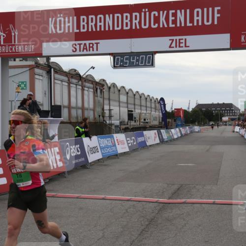 03.10.2025 - Köhlbrandbrückenlauf Julia Fischer http://msf.ph/oto/9023711 03.10.2025 15:54:00 Ziel 7074, 7181, 9268, 9718 meine-sportfotos.de