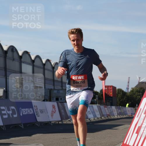 03.10.2025 - Köhlbrandbrückenlauf Luisa Fischer http://msf.ph/oto/9023712 03.10.2025 12:47:29 Ziel 6638 meine-sportfotos.de