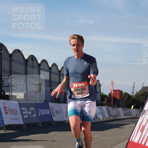 03.10.2025 - Köhlbrandbrückenlauf Luisa Fischer http://msf.ph/oto/9023716 03.10.2025 12:47:30 Ziel 6638 meine-sportfotos.de