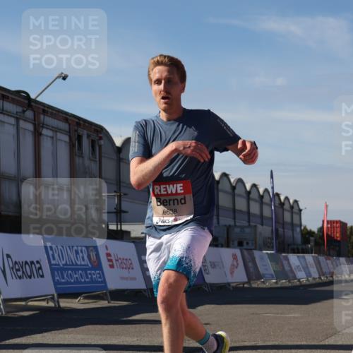 03.10.2025 - Köhlbrandbrückenlauf Luisa Fischer http://msf.ph/oto/9023725 03.10.2025 12:47:30 Ziel 6638 meine-sportfotos.de
