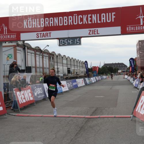 03.10.2025 - Köhlbrandbrückenlauf Julia Fischer http://msf.ph/oto/9023727 03.10.2025 15:54:15 Ziel 8920 meine-sportfotos.de