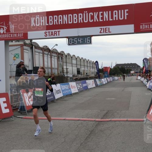03.10.2025 - Köhlbrandbrückenlauf Julia Fischer http://msf.ph/oto/9023729 03.10.2025 15:54:16 Ziel 8920 meine-sportfotos.de