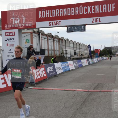 03.10.2025 - Köhlbrandbrückenlauf Julia Fischer http://msf.ph/oto/9023730 03.10.2025 15:54:16 Ziel 8920 meine-sportfotos.de