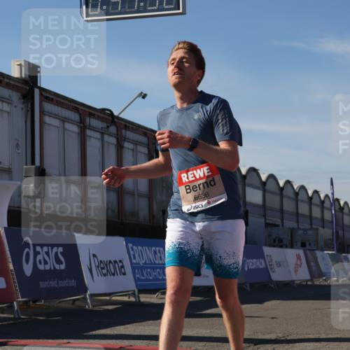 03.10.2025 - Köhlbrandbrückenlauf Luisa Fischer http://msf.ph/oto/9023731 03.10.2025 12:47:31 Ziel 6638 meine-sportfotos.de