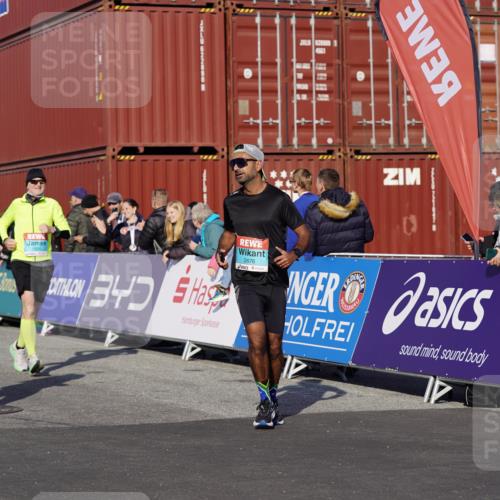 03.10.2025 - Köhlbrandbrückenlauf Michael Burmester http://msf.ph/oto/9023741 03.10.2025 10:26:10 Ziel 1904, 2284, 2676, 2681, 3149, 3447, 3555, 3586 meine-sportfotos.de