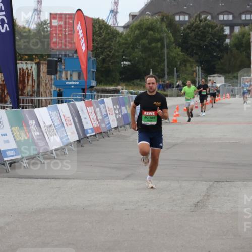 03.10.2025 - Köhlbrandbrückenlauf Julia Fischer http://msf.ph/oto/9023745 03.10.2025 15:54:20 Ziel 7123, 8920 meine-sportfotos.de
