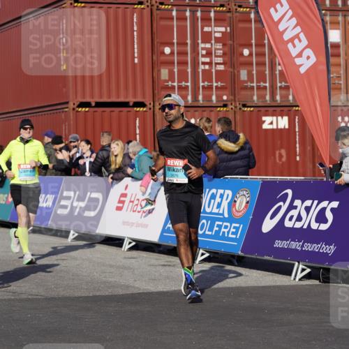 03.10.2025 - Köhlbrandbrückenlauf Michael Burmester http://msf.ph/oto/9023747 03.10.2025 10:26:10 Ziel 1904, 2284, 2676, 2681, 3149, 3447, 3555, 3586 meine-sportfotos.de