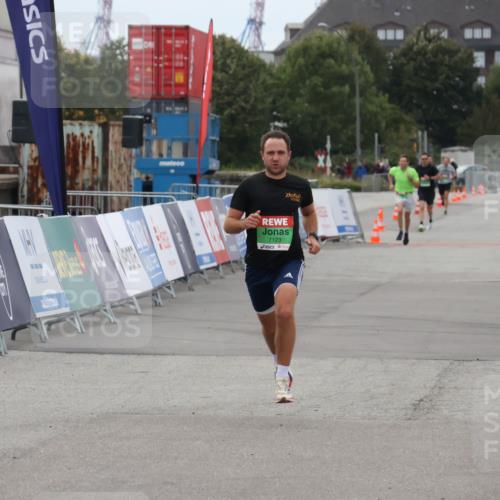 03.10.2025 - Köhlbrandbrückenlauf Julia Fischer http://msf.ph/oto/9023749 03.10.2025 15:54:21 Ziel 7123, 8920 meine-sportfotos.de