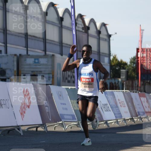 03.10.2025 - Köhlbrandbrückenlauf Luisa Fischer http://msf.ph/oto/9023756 03.10.2025 12:48:25 Ziel 6359 meine-sportfotos.de