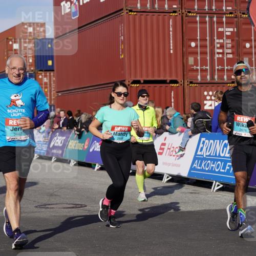 03.10.2025 - Köhlbrandbrückenlauf Michael Burmester http://msf.ph/oto/9023765 03.10.2025 10:26:10 Ziel 1904, 2284, 2676, 2681, 3149, 3447, 3555, 3586 meine-sportfotos.de