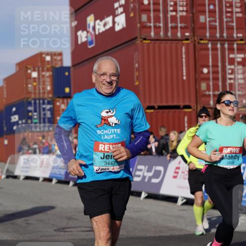 03.10.2025 - Köhlbrandbrückenlauf Michael Burmester http://msf.ph/oto/9023778 03.10.2025 10:26:11 Ziel 1904, 2284, 2676, 2681, 3149, 3447, 3555 meine-sportfotos.de
