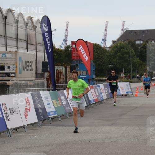 03.10.2025 - Köhlbrandbrückenlauf Julia Fischer http://msf.ph/oto/9023785 03.10.2025 15:54:32 Ziel 7072, 7123 meine-sportfotos.de