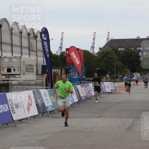 03.10.2025 - Köhlbrandbrückenlauf Julia Fischer http://msf.ph/oto/9023791 03.10.2025 15:54:32 Ziel 7072, 7123 meine-sportfotos.de