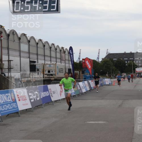 03.10.2025 - Köhlbrandbrückenlauf Julia Fischer http://msf.ph/oto/9023795 03.10.2025 15:54:33 Ziel 7072, 7123 meine-sportfotos.de