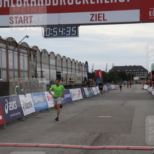 03.10.2025 - Köhlbrandbrückenlauf Julia Fischer http://msf.ph/oto/9023798 03.10.2025 15:54:35 Ziel 7072 meine-sportfotos.de