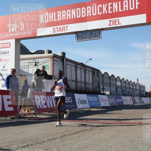 03.10.2025 - Köhlbrandbrückenlauf Luisa Fischer http://msf.ph/oto/9023807 03.10.2025 12:48:28 Ziel 6359 meine-sportfotos.de