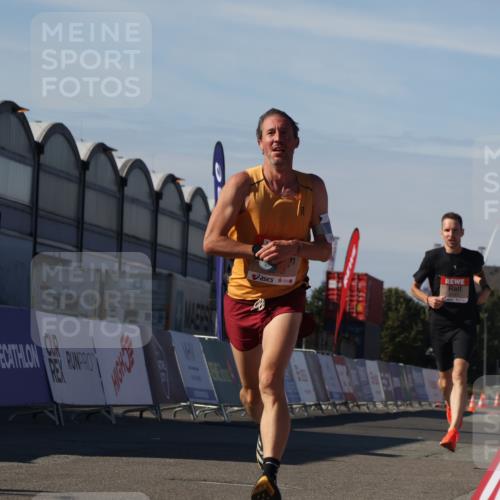 03.10.2025 - Köhlbrandbrückenlauf Luisa Fischer http://msf.ph/oto/9023816 03.10.2025 12:48:56 Ziel 5797, 6240 meine-sportfotos.de