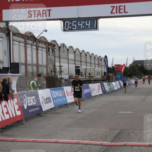 03.10.2025 - Köhlbrandbrückenlauf Julia Fischer http://msf.ph/oto/9023835 03.10.2025 15:54:41 Ziel 7026, 7072 meine-sportfotos.de