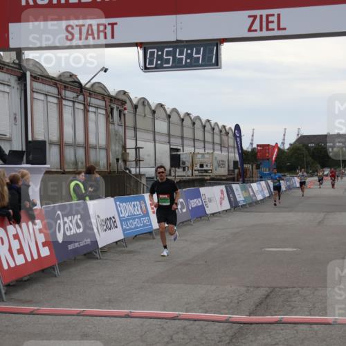 03.10.2025 - Köhlbrandbrückenlauf Julia Fischer http://msf.ph/oto/9023842 03.10.2025 15:54:41 Ziel 7026, 7072 meine-sportfotos.de