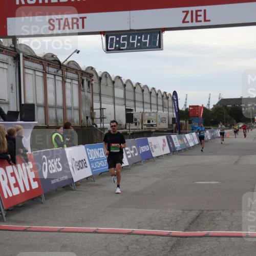 03.10.2025 - Köhlbrandbrückenlauf Julia Fischer http://msf.ph/oto/9023846 03.10.2025 15:54:42 Ziel 7026, 7068, 7072 meine-sportfotos.de