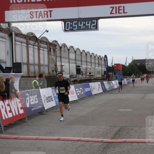 03.10.2025 - Köhlbrandbrückenlauf Julia Fischer http://msf.ph/oto/9023850 03.10.2025 15:54:42 Ziel 7026, 7068, 7072 meine-sportfotos.de