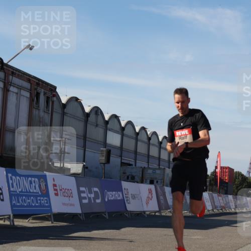 03.10.2025 - Köhlbrandbrückenlauf Luisa Fischer http://msf.ph/oto/9023851 03.10.2025 12:48:59 Ziel 5797, 6240 meine-sportfotos.de