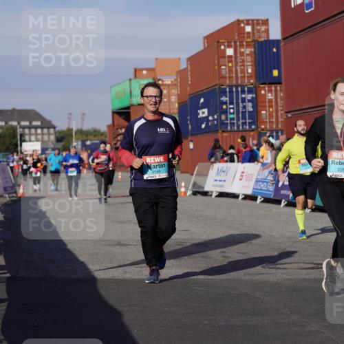03.10.2025 - Köhlbrandbrückenlauf Michael Burmester http://msf.ph/oto/9023853 03.10.2025 10:26:16 Ziel 1904, 1949, 2284, 2614, 2925, 3149 meine-sportfotos.de