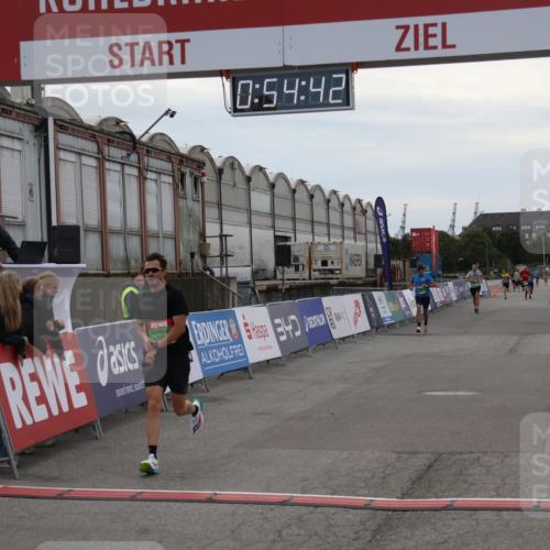 03.10.2025 - Köhlbrandbrückenlauf Julia Fischer http://msf.ph/oto/9023861 03.10.2025 15:54:43 Ziel 7026, 7068, 7072 meine-sportfotos.de