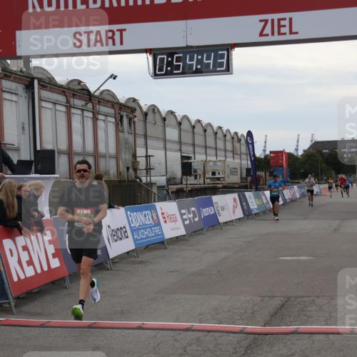 03.10.2025 - Köhlbrandbrückenlauf Julia Fischer http://msf.ph/oto/9023865 03.10.2025 15:54:43 Ziel 7026, 7068, 7072 meine-sportfotos.de