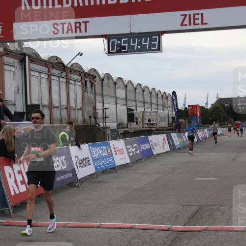 03.10.2025 - Köhlbrandbrückenlauf Julia Fischer http://msf.ph/oto/9023869 03.10.2025 15:54:43 Ziel 7026, 7068, 7072 meine-sportfotos.de